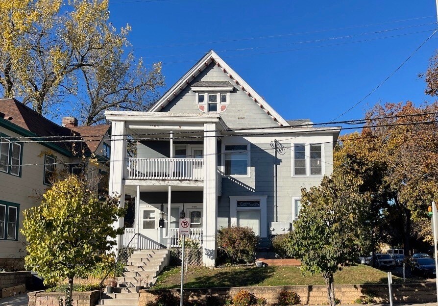 Building Photo - 900 W 22nd St