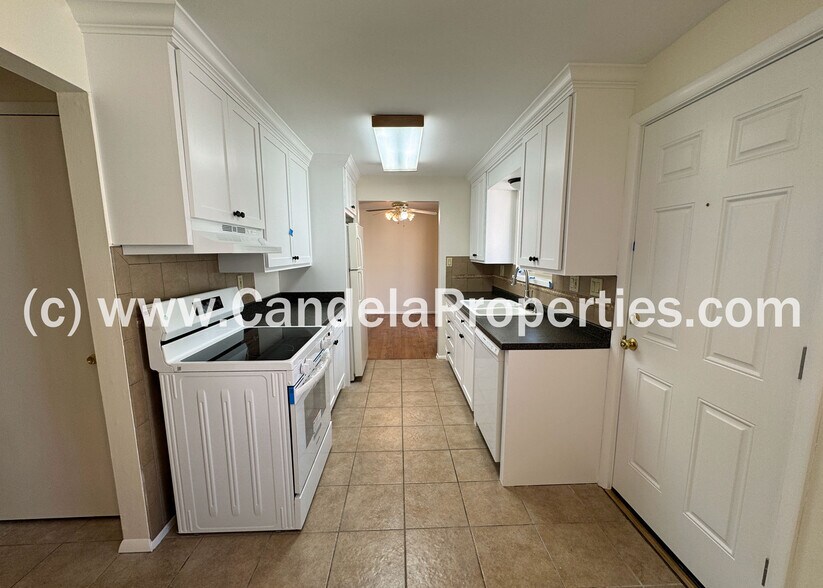 Building Photo - 1021 Adams Dr