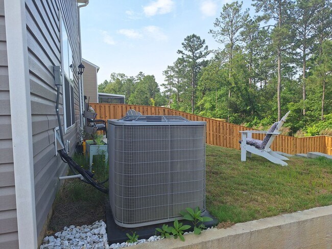 Building Photo - Lovely Four Bedroom Home  Approximately 5 Minutes Away from Gate Ft Jackson and 30 Minutes from S...