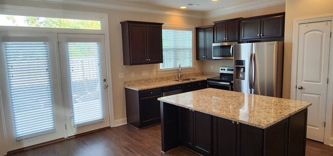 Building Photo - Townhome w/gargae convenient to shopping a...