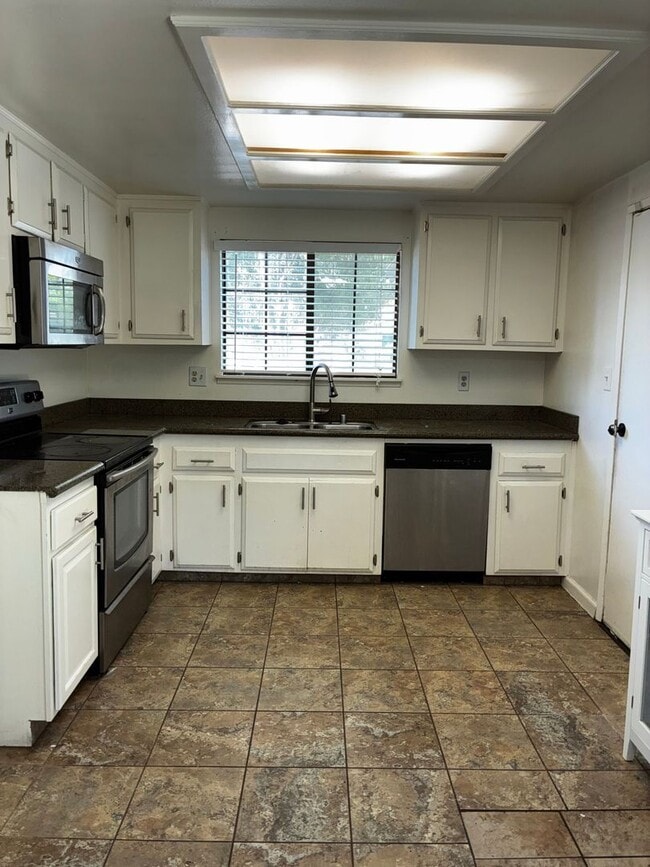 Building Photo - Clean & Updated 3-Bedroom Home in Southwes...
