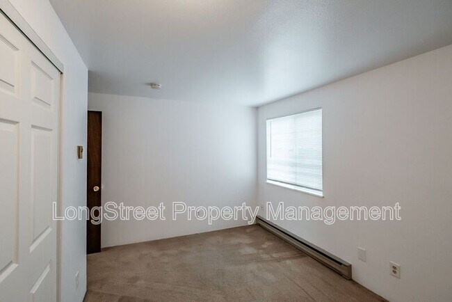 Building Photo - 1950 NW Hayes Ave