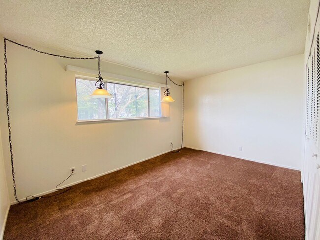Building Photo - Cute Corner Lot!
