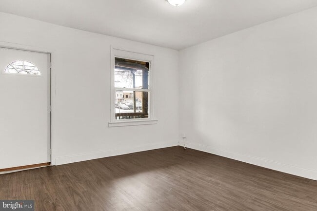 Building Photo - Coming Soon! Charming 3 Bedroom, 1.5 Bath ...