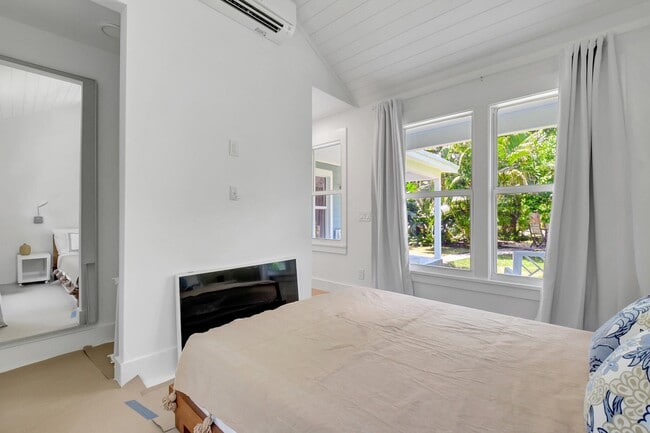 Building Photo - 220 S L St