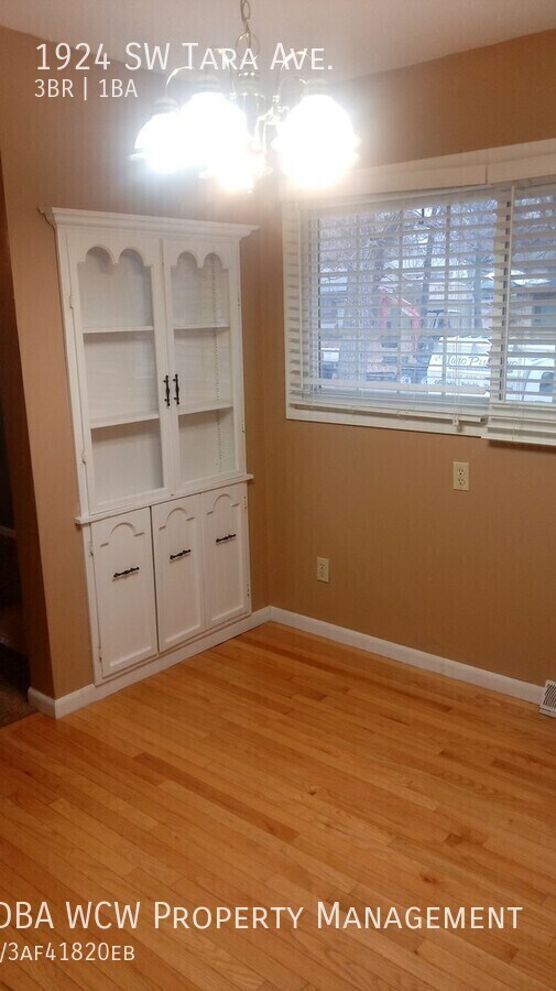 Building Photo - 1924 SW Tara Ave