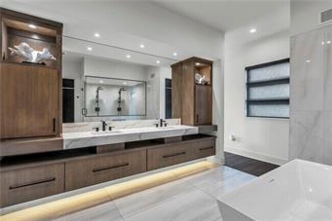 Building Photo - {5842} Luxury Rental in Forrest Ridge Esta...