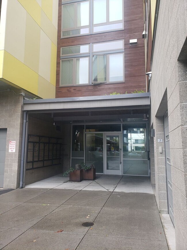 Building Photo - Furnished Condo in Overlook Neighborhood!