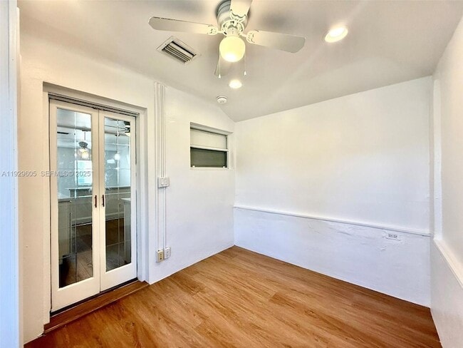 Building Photo - 2403 Scott St