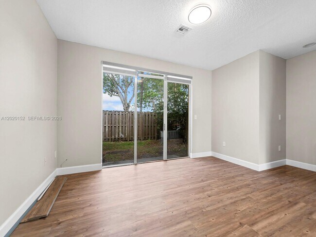 Building Photo - 1049 NE 42nd Pl