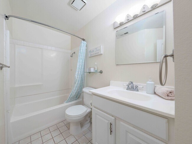 Building Photo - Gated 2BR Condo with Pool View