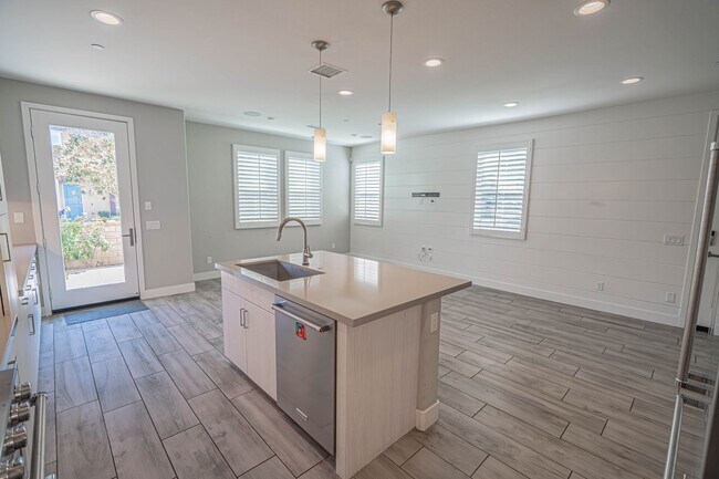 Building Photo - West Creek 3 Bedroom Condo for Rent in Val...