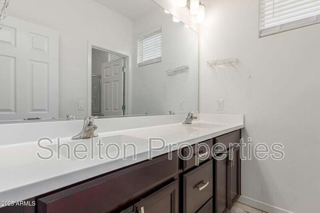Building Photo - 1310 N Zane Dr
