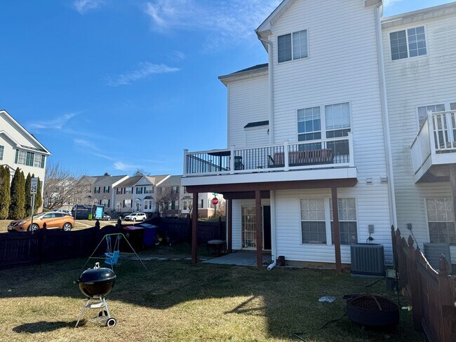 Building Photo - Charming Abingdon Townhome with Modern Upgrades!