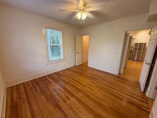 Building Photo - Beautiful 3 Bedroom Apartment