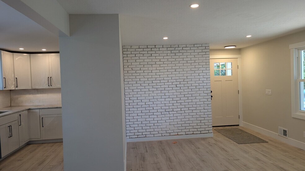 Building Photo - 1161 Hilton Parma Corners Rd