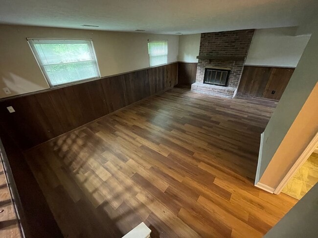 Building Photo - Nice split level home with garage and fenced backyard, Virtual Tour!