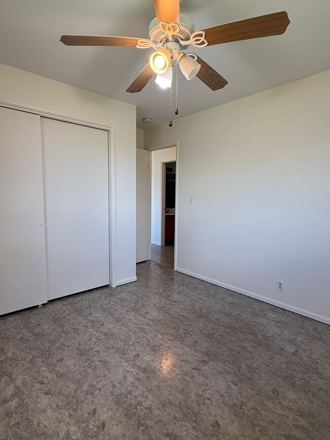 Building Photo - Fully Fenced & Gated 2BR/1BA Home