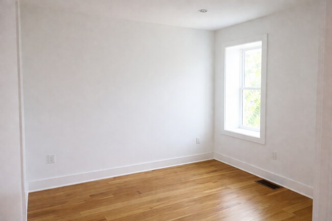 Building Photo - 727 Quebec Place NW