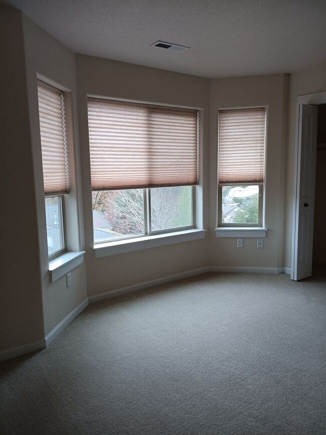 Building Photo - Beautiful Townhouse in West Salem is Ready...