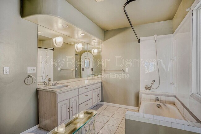 Building Photo - 990 Beech St