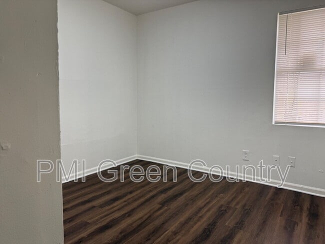 Building Photo - 321 W 62nd Pl N