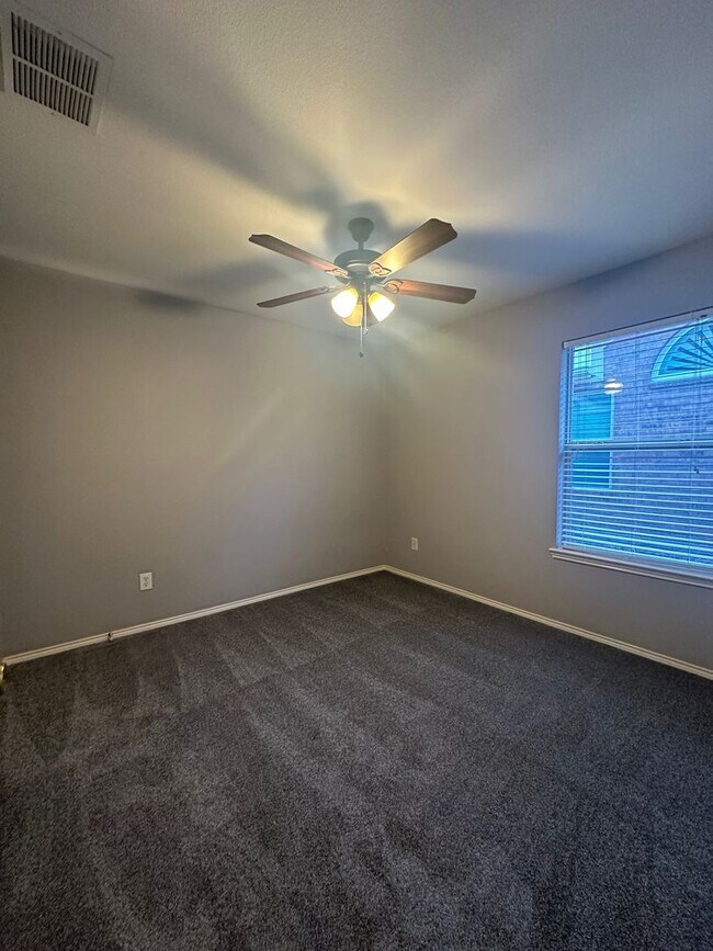 Building Photo - Gorgeous 4 bedroom with tons of Family space!