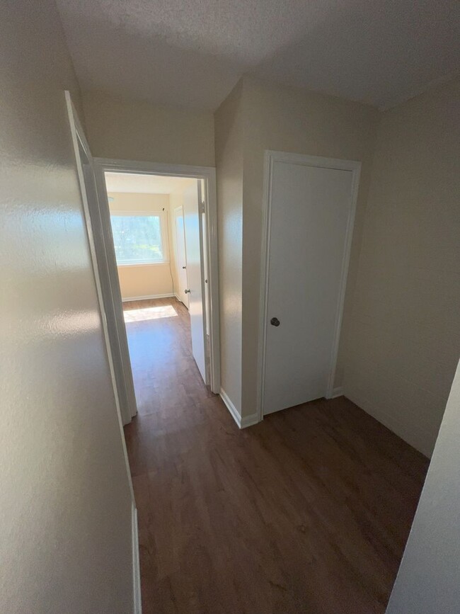 Building Photo - Newly updated! 2 bedroom 1 bath townhouse ...