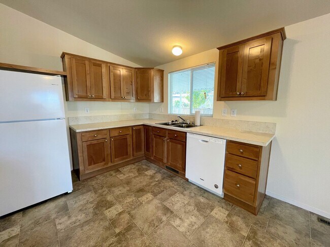 Building Photo - 3 Bedroom Mobile Home for rent!