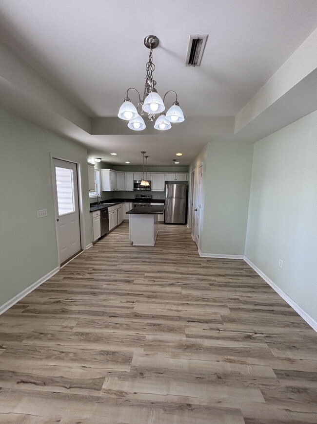 Building Photo - 472 Jester St