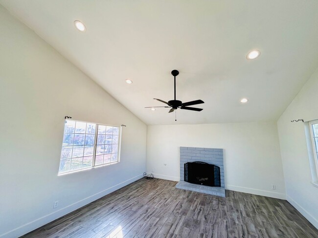 Building Photo - 4BD 3Bth Blend of style, comfort, and convenience.