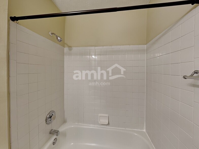 Building Photo - 3008 Old Warson Dr