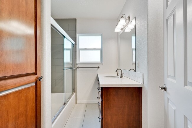 Building Photo - 1940's Quaint 2 Bedroom Single Story Home off of Hedding Street with Modern Amenities & Great Bac...