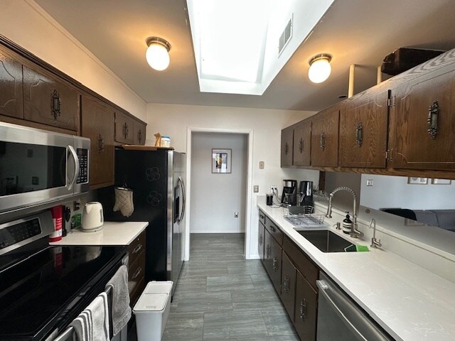 Kitvhen - 1 Lakeshore Dr W
