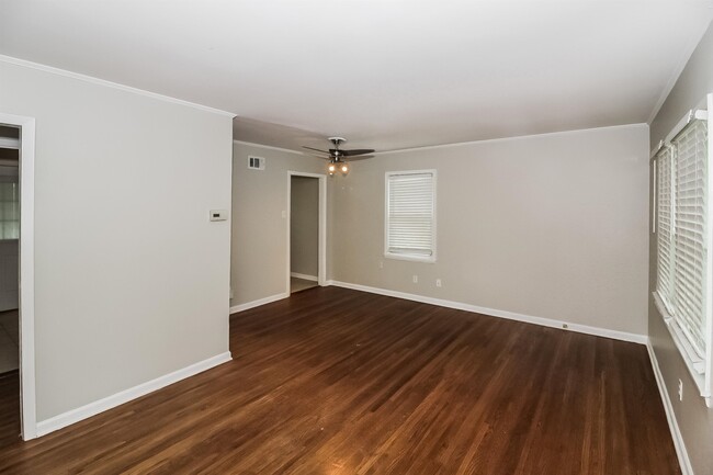 Building Photo - 1619 Hopewell Rd
