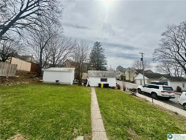 Building Photo - 206 Messinger St