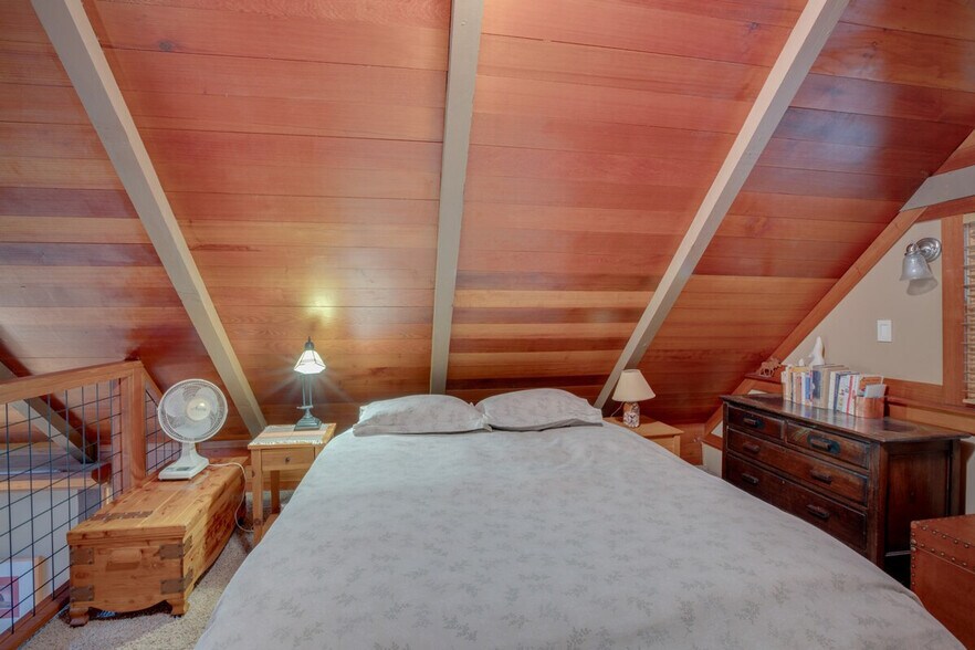 Building Photo - 7040 Bellevue Ave