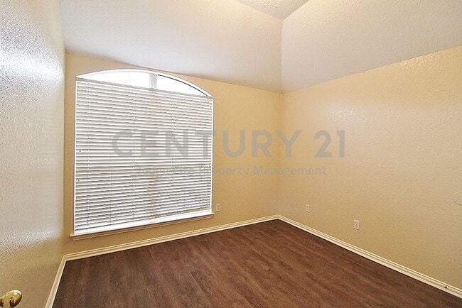 Building Photo - 302 Aspen Ct W
