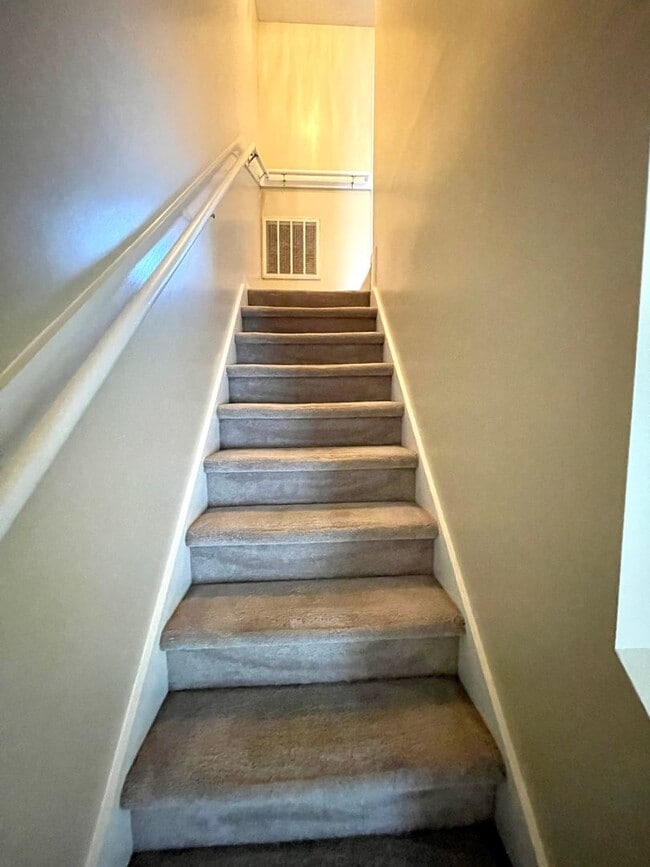 Building Photo - Minutes to Camp Lejeune! Pets with Owner Approval!