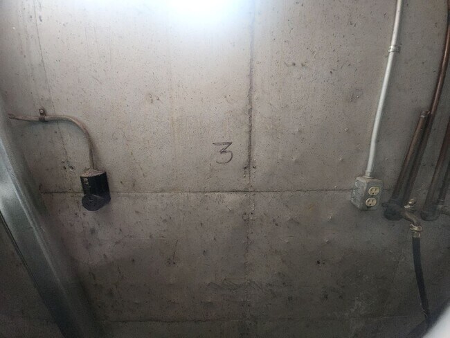 Building Photo - 1059 Gillingham Rd