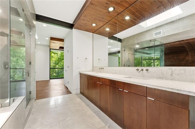 Building Photo - 2105 Fairhaven Cir NE