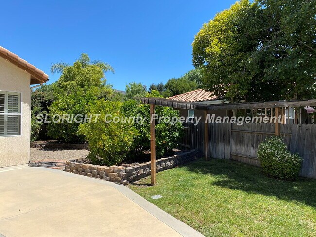 Building Photo - AVAILABLE AUGUST - Beautiful Large 2 Story Home - 5 Bedroom / 3 Bathroom