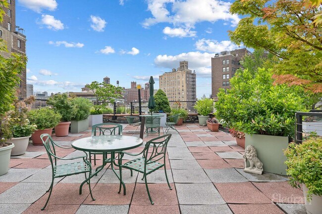 Building Photo - 138 W 10th St