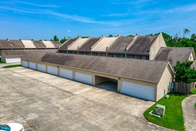 Building Photo - 10600 Lakes Blvd