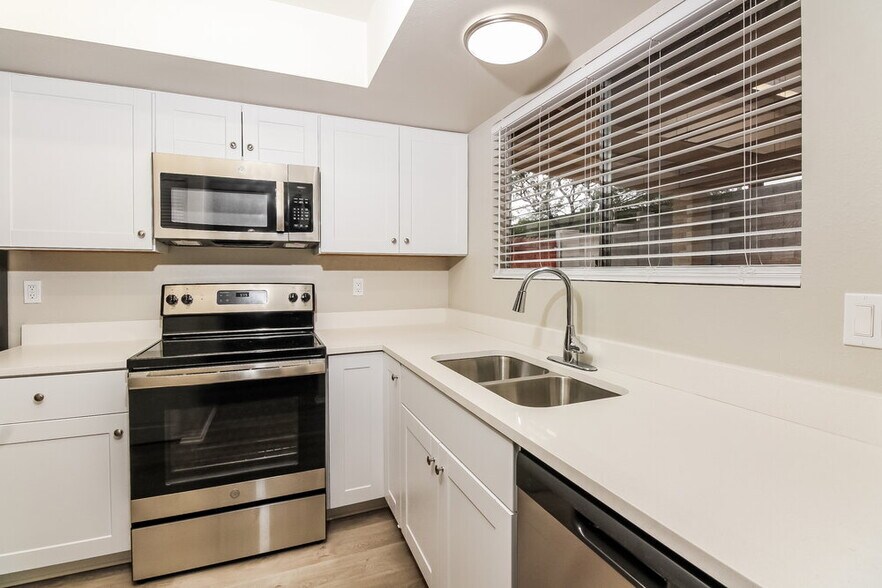 Building Photo - 1418 S Gecko Rd