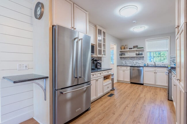 Building Photo - 7 Periwinkle Ln