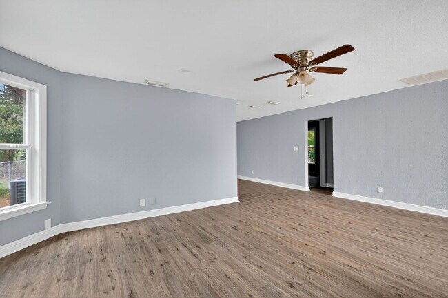 Building Photo - Location, Location, location! Large 3 Bedroom, 2 Bathroom Home for rent. This home has recently b...