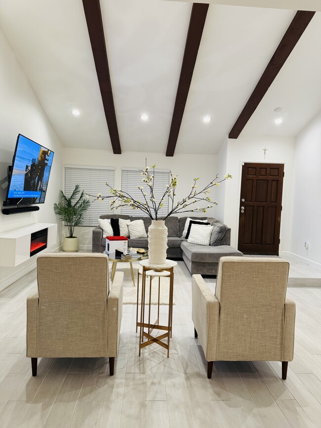 Building Photo - 20746 Schoenborn St