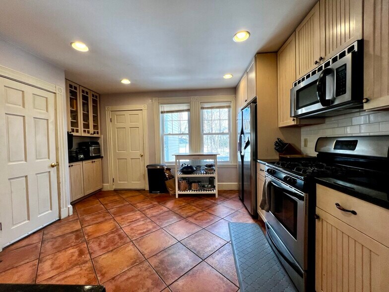 Primary Photo - 24 Burton St