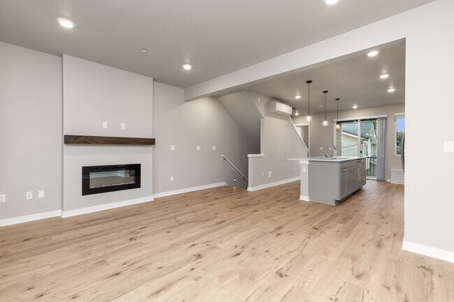 Building Photo - Modern 3 Bedroom Townhome with Designer Finishes in Lynnwood